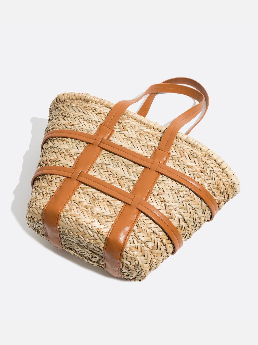 Wicker and leather tote bag