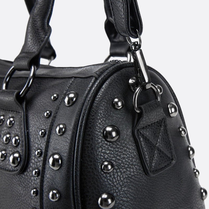 Bolso de cuero negro con tachuelas 