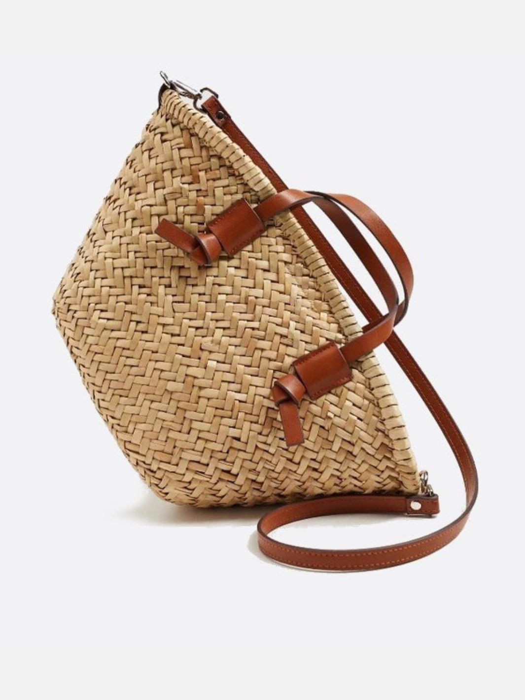 Wicker tote bag with closure