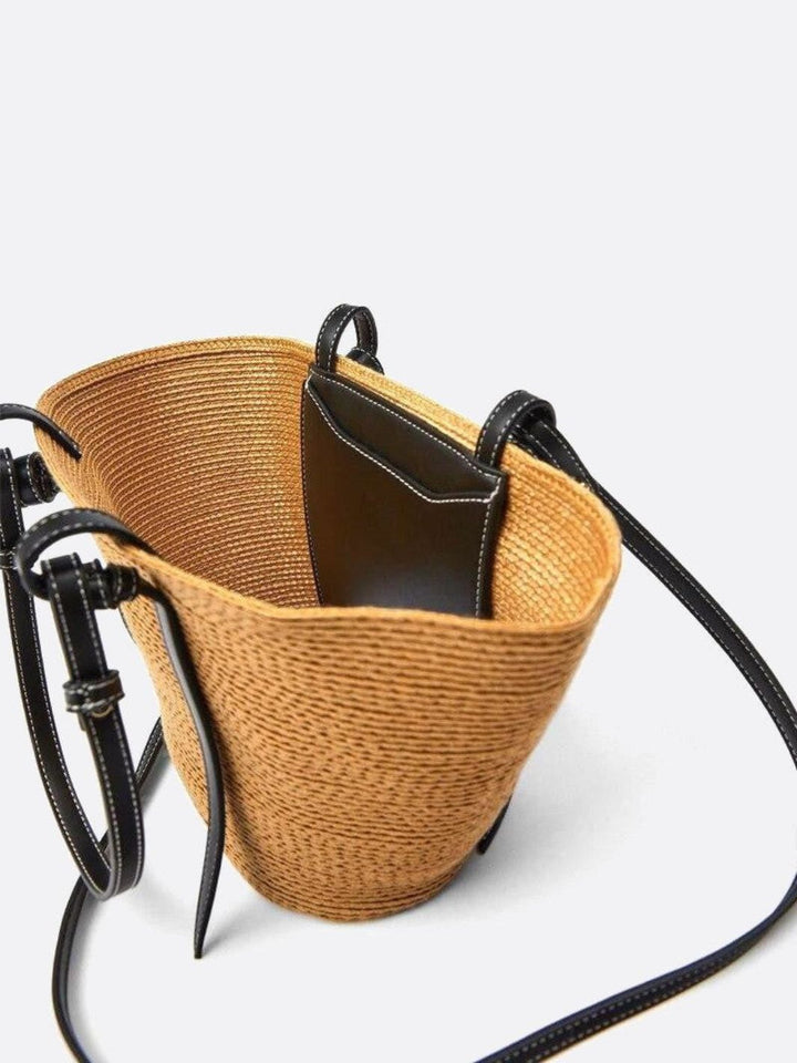 Straw bag with leather handle